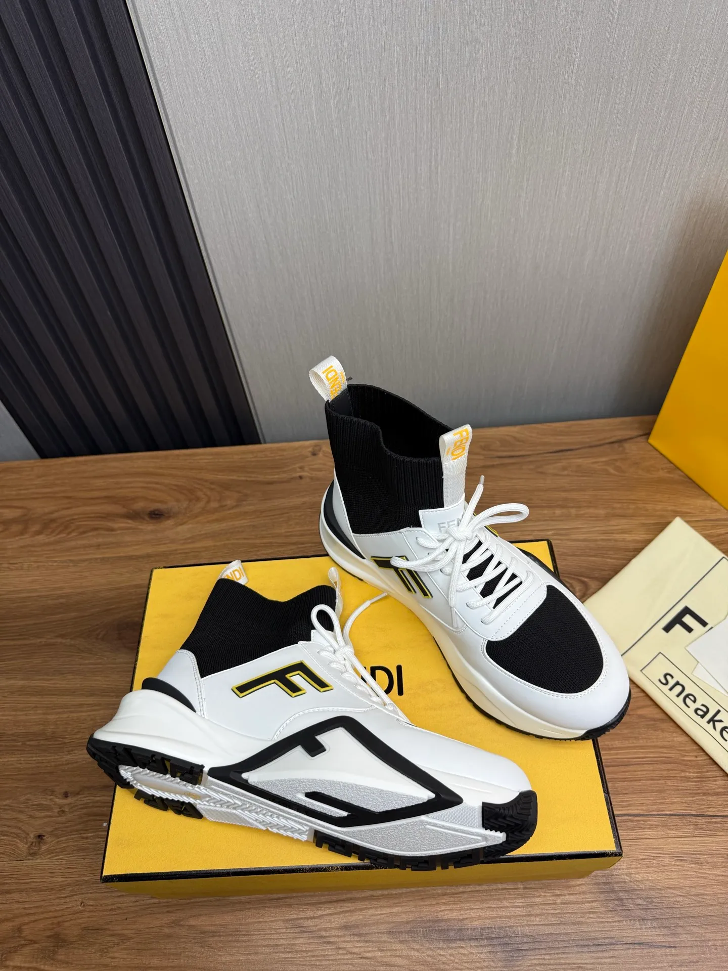 Men's men's shoes 💰560💰 Fendi [Fendi] hot style is on the market 🔥Fashionable casual men's shoes 🔱 Made of original brand fly knit fabric. Original cowhide + breathable mesh lining + sheepskin feet. Perfect shape and top quality, you deserve it 🔜Original rubber outsole, ultra-light, non-slip and wear-resistant 👣 Standard size 38-44